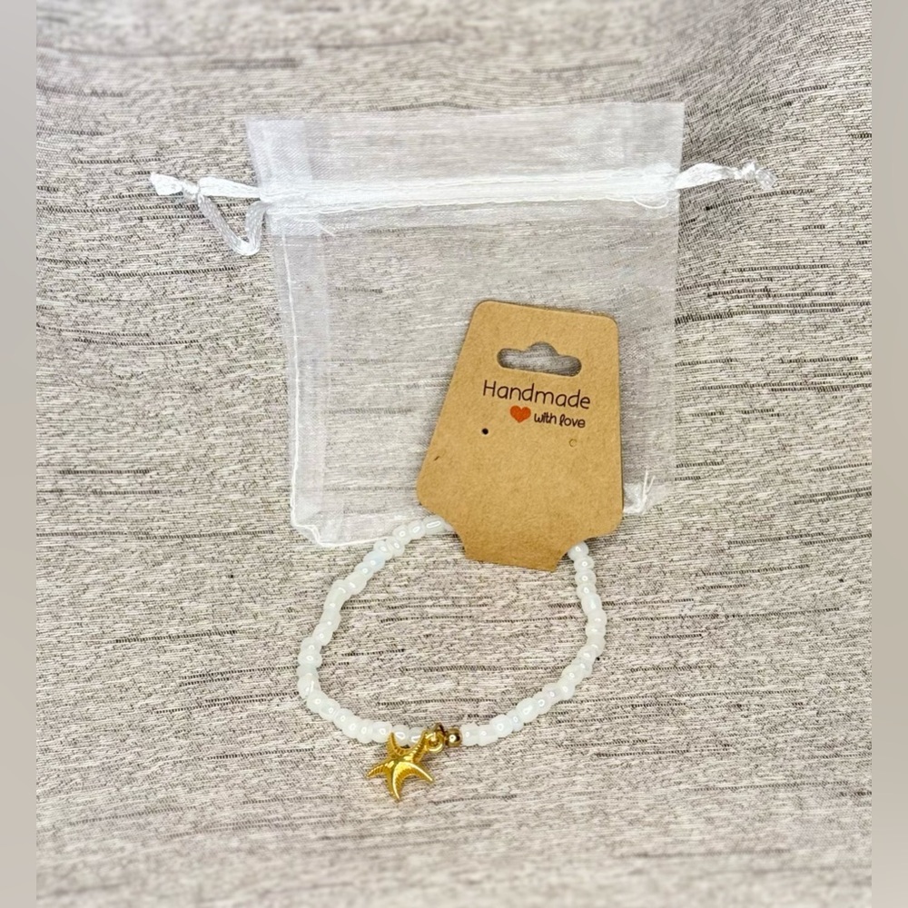 NWT - Handmade White Pearl Beaded & Gold Starfish Elastic Stretch Bracelet - 7”